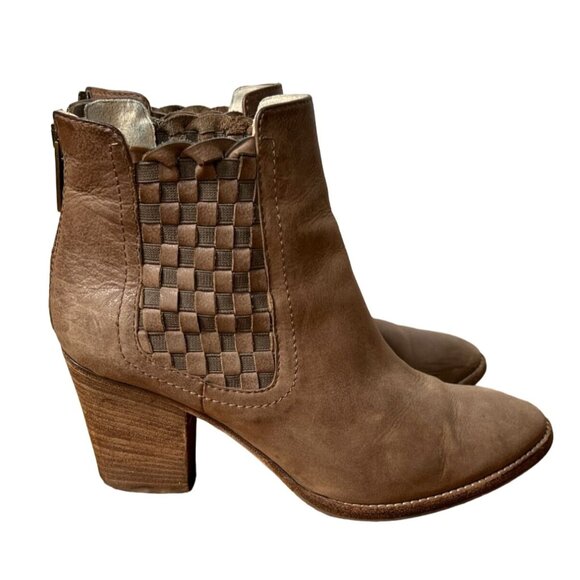 $550 AQUATALIA 9.5 Frannie Waterproof Ankle Bootie WOVEN LEATHER Block Heel Tan - Picture 2 of 5